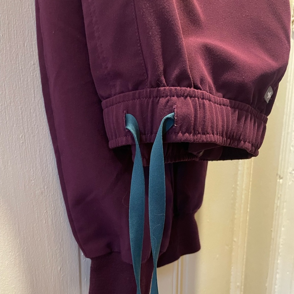 Figs Men’s purple bottom scrubs, small, with green waist tie. Great condition!